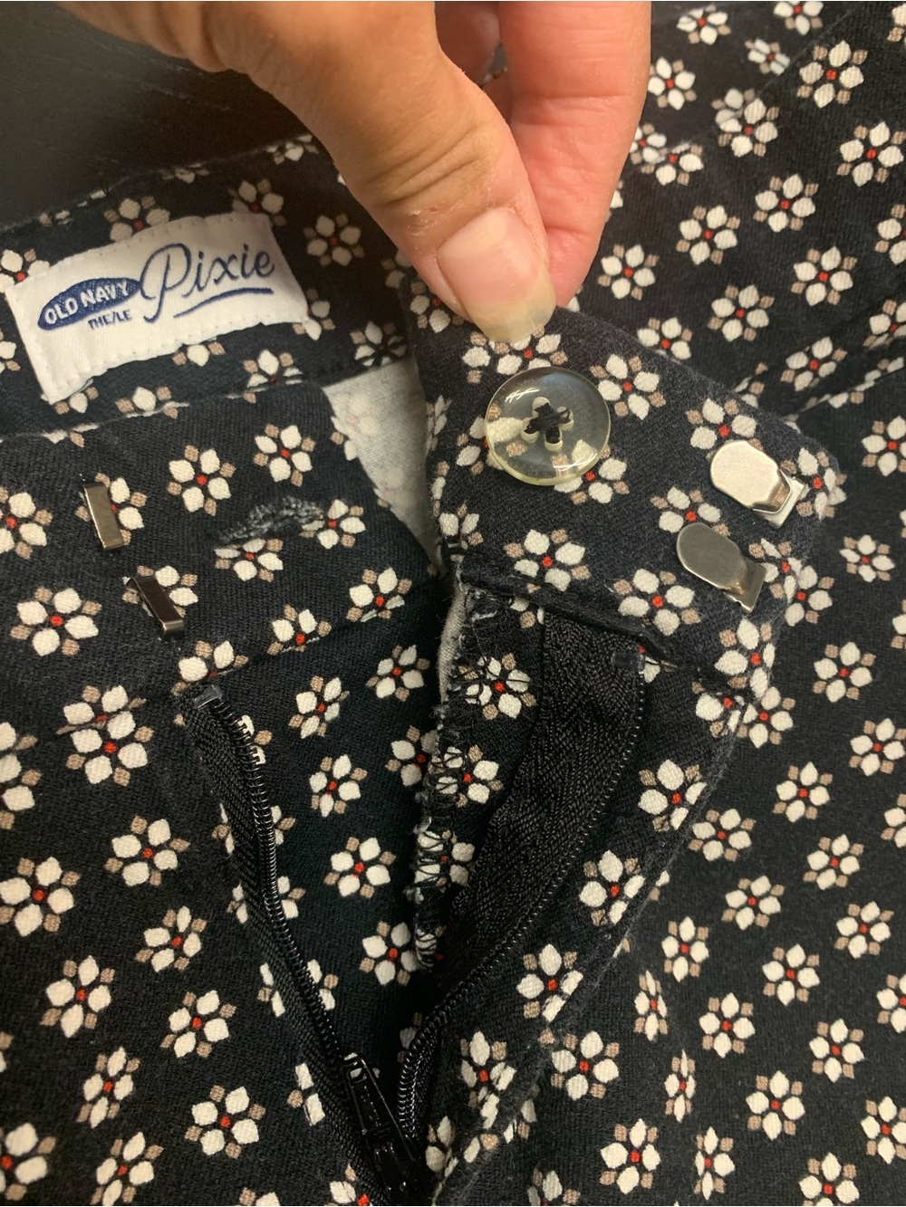 Old Navy Size 8 Black Floral Pixie Pants - Picture 6 of 6